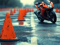 4 errores comunes al hacer el zigzag en el examen de moto