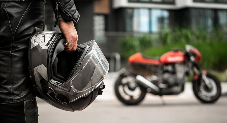 ¿Cómo circular en moto de forma segura entre el tráfico urbano?