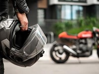 ¿Cómo circular en moto de forma segura entre el tráfico urbano?