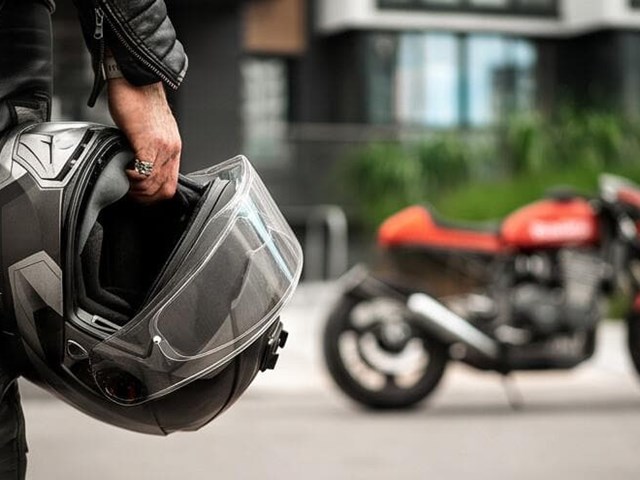 ¿Cómo circular en moto de forma segura entre el tráfico urbano?