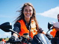 ¿Qué equipación técnica es obligatoria para realizar el examen de moto?