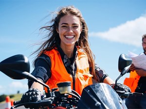 ¿Qué equipación técnica es obligatoria para realizar el examen de moto?